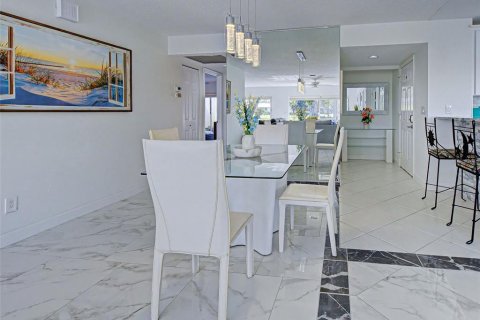Condo in Venice, Florida, 2 bedrooms  № 2200387 - photo 10