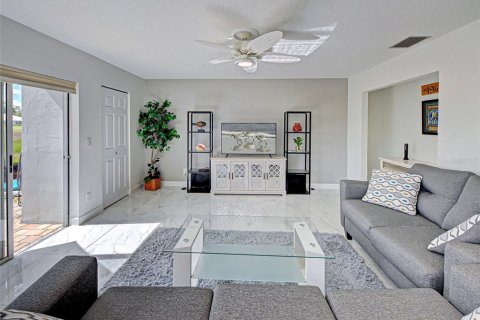 Condo in Venice, Florida, 2 bedrooms  № 2200387 - photo 20