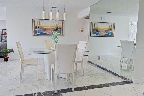 Condo in Venice, Florida, 2 bedrooms  № 2200387 - photo 9