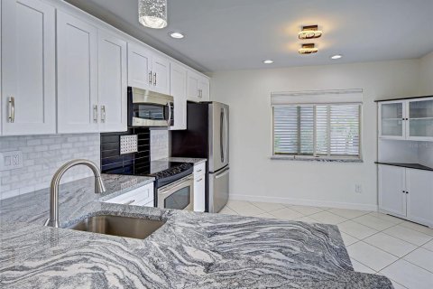 Condo in Venice, Florida, 2 bedrooms  № 2200387 - photo 12