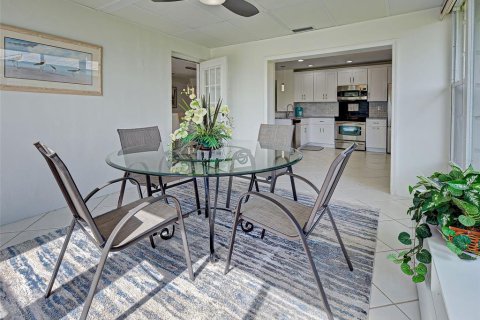 Condo in Venice, Florida, 2 bedrooms  № 2200387 - photo 25
