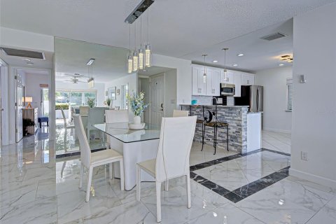 Condo in Venice, Florida, 2 bedrooms  № 2200387 - photo 7