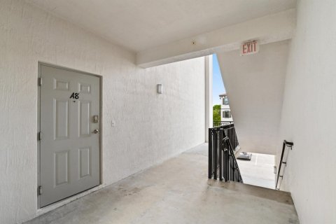 Condo in Lake Worth, Florida, 2 bedrooms  № 1185350 - photo 1