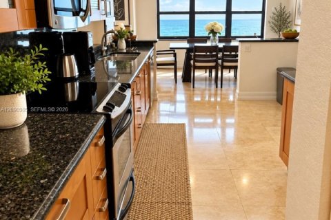 Condo in Lauderdale-by-the-Sea, Florida, 2 bedrooms  № 2370138 - photo 9