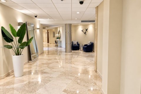 Condo in Lauderdale-by-the-Sea, Florida, 2 bedrooms  № 2370138 - photo 23