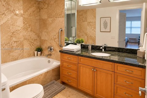 Condo in Lauderdale-by-the-Sea, Florida, 2 bedrooms  № 2370138 - photo 13