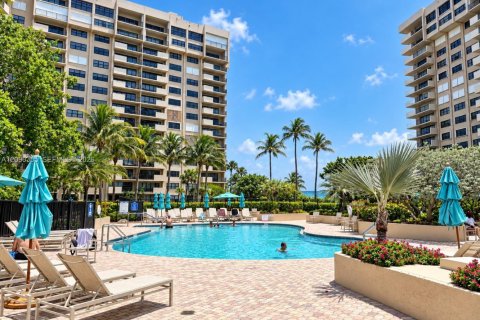 Condo in Lauderdale-by-the-Sea, Florida, 2 bedrooms  № 2370138 - photo 17