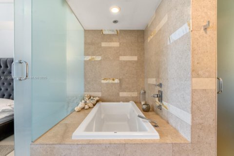 Copropriété à vendre à Miami Beach, Floride: 2 chambres, 150.59 m2 № 2013585 - photo 13