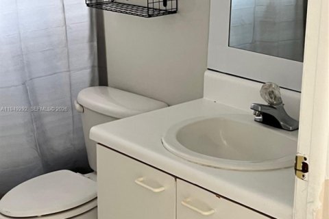 Condo in Miami, Florida, 2 bedrooms  № 2005131 - photo 22