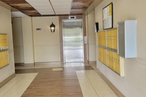 Condo in Miami, Florida, 2 bedrooms  № 2005131 - photo 27