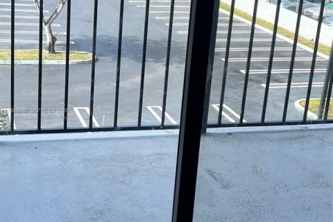 Condo in Miami, Florida, 2 bedrooms  № 2005131 - photo 12