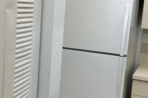 Condo in Miami, Florida, 2 bedrooms  № 2005131 - photo 3