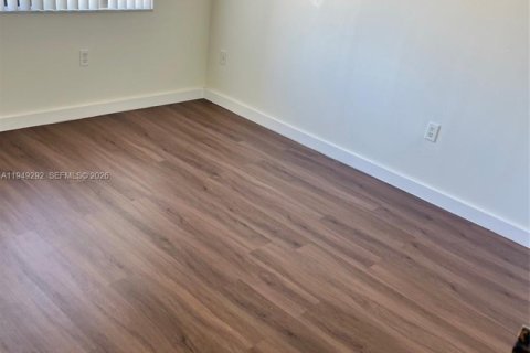 Condo in Miami, Florida, 2 bedrooms  № 2005131 - photo 18