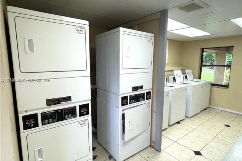 Condo in Miami, Florida, 2 bedrooms  № 2005131 - photo 28