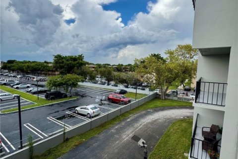 Condo in Miami, Florida, 2 bedrooms  № 2005131 - photo 25