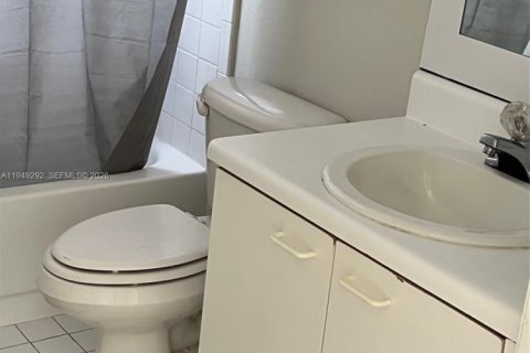 Condo in Miami, Florida, 2 bedrooms  № 2005131 - photo 24