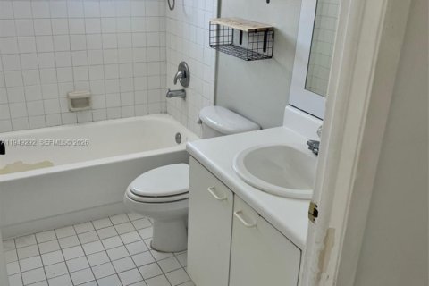 Condo in Miami, Florida, 2 bedrooms  № 2005131 - photo 20