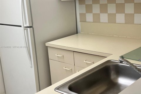 Condo in Miami, Florida, 2 bedrooms  № 2005131 - photo 4