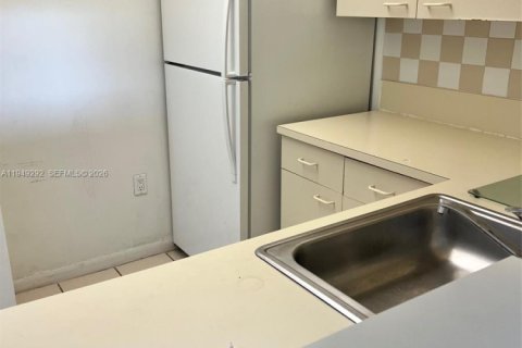 Condo in Miami, Florida, 2 bedrooms  № 2005131 - photo 7