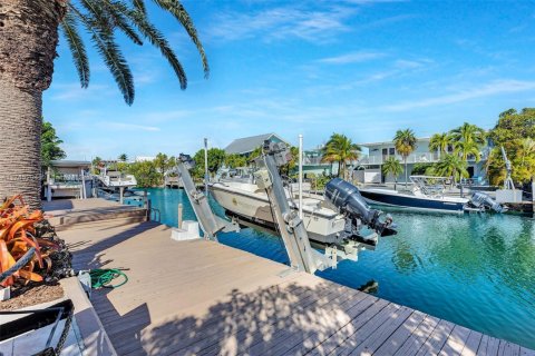 House in Islamorada, Village of Islands, Florida 2 bedrooms, 114.27 sq.m. № 1712888 - photo 24