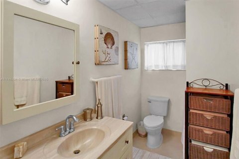 House in Islamorada, Village of Islands, Florida 2 bedrooms, 114.27 sq.m. № 1712888 - photo 22