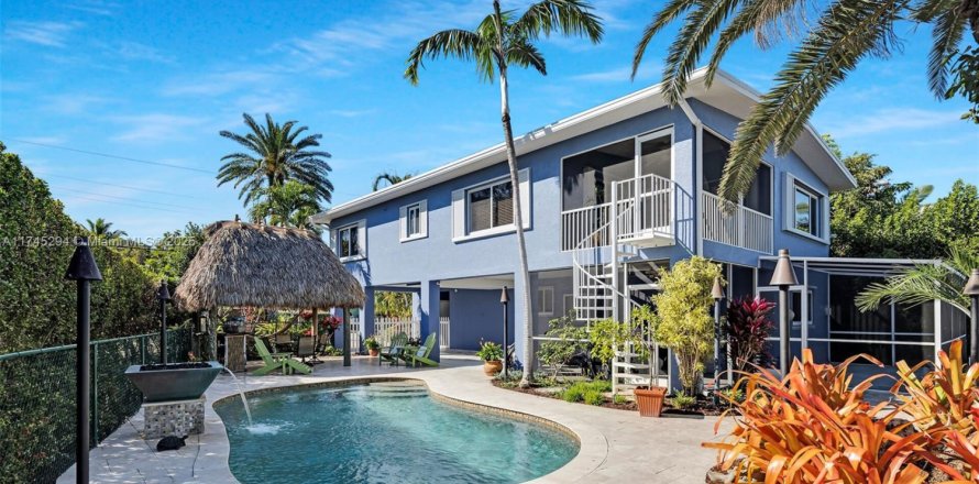 House in Islamorada, Village of Islands, Florida 2 bedrooms, 114.27 sq.m. № 1712888