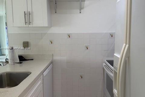 Condo in Miami, Florida, 2 bedrooms  № 2040567 - photo 13