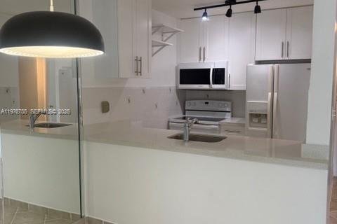 Condo in Miami, Florida, 2 bedrooms  № 2040567 - photo 16