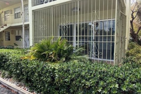 Condo in Miami, Florida, 2 bedrooms  № 2040567 - photo 3