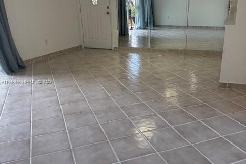 Condo in Miami, Florida, 2 bedrooms  № 2040567 - photo 11