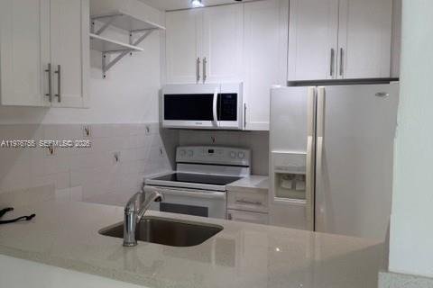 Condo in Miami, Florida, 2 bedrooms  № 2040567 - photo 14