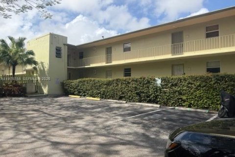 Condo in Miami, Florida, 2 bedrooms  № 2040567 - photo 2