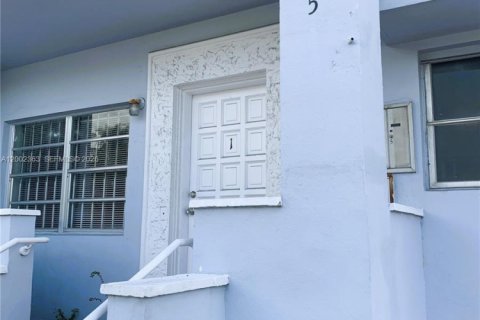 House in Miami Beach, Florida 1 bedroom, 767.93 sq.m. № 2067736 - photo 2