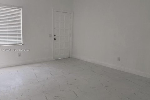 House in Miami Beach, Florida 1 bedroom, 767.93 sq.m. № 2067736 - photo 4