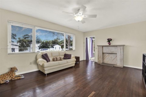 Villa ou maison à vendre à Miami, Floride: 4 chambres, 201.97 m2 № 1695805 - photo 11