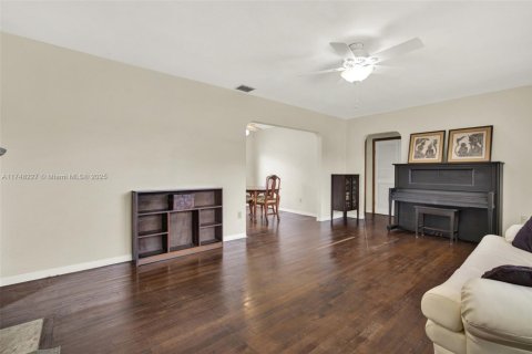 Villa ou maison à vendre à Miami, Floride: 4 chambres, 201.97 m2 № 1695805 - photo 13