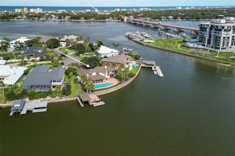 House in New Smyrna Beach, Florida 4 bedrooms, 302.03 sq.m. № 2396264 - photo 6