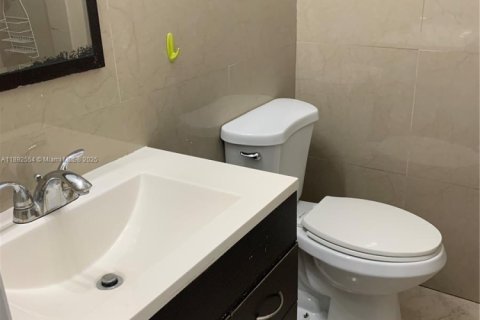 Casa en alquiler en Dania Beach, Florida, 3 dormitorios, 103.86 m2 № 1946257 - foto 17