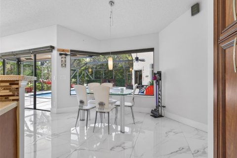House in Weston, Florida 4 bedrooms, 258.08 sq.m. № 2170446 - photo 4