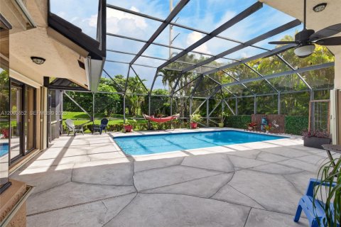 House in Weston, Florida 4 bedrooms, 258.08 sq.m. № 2170446