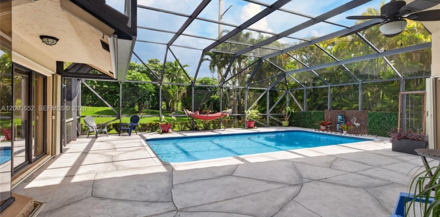 House in Weston, Florida 4 bedrooms, 258.08 sq.m. № 2170446