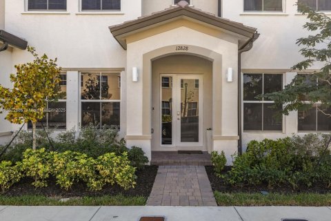 Townhouse in Homestead, Florida 3 bedrooms, 135.64 sq.m. № 1786583 - photo 1