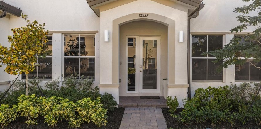 Townhouse in Homestead, Florida 3 bedrooms, 135.64 sq.m. № 1786583