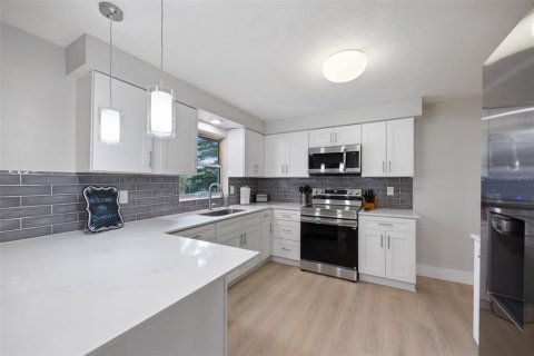 House in Dunedin, Florida 3 bedrooms, 158.86 sq.m. № 1751512 - photo 15