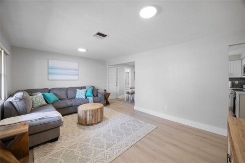 House in Dunedin, Florida 3 bedrooms, 158.86 sq.m. № 1751512 - photo 4