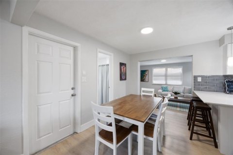 House in Dunedin, Florida 3 bedrooms, 158.86 sq.m. № 1751512 - photo 8