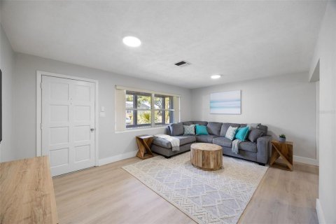 House in Dunedin, Florida 3 bedrooms, 158.86 sq.m. № 1751512 - photo 3