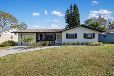 House in Dunedin, Florida 3 bedrooms, 158.86 sq.m. № 1751512 - photo 1