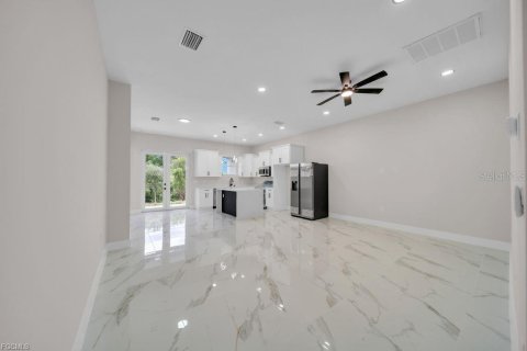 Propiedad comercial en venta en Lehigh Acres, Florida, 111.39 m2 № 2166651 - foto 4