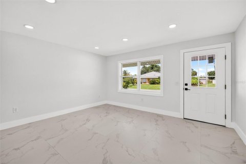 Villa ou maison à vendre à Port Charlotte, Floride: 4 chambres, 177.81 m2 № 2351612 - photo 11